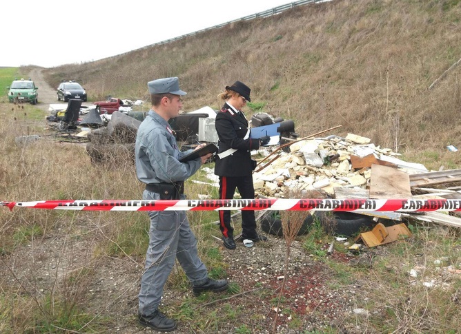 carabinieri discarica rifiuti