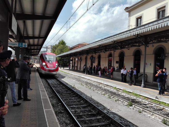 Ferrovie, Frecciarossa in transito nella stazione di Potenza centrale