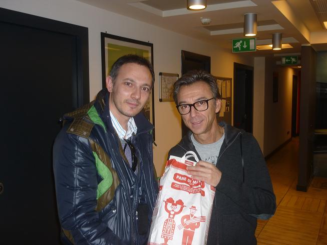 SassiLive.it in onda su 50 songs a radio Deejay: spot del dj Albertino per Matera 2019 e consegna del pane di Matera IGP a Linus e Albertino. Video su YouTube e rassegna stampa