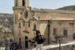 Concerto della cantante Alessia Pintossi sulla terrazza della Corte dei Pastory Luxury nei Sassi di Matera conclude Camp Art Immersion con Cna: report e foto