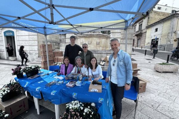 AIRC celebra la festa della mamma con l'azalea della ricerca nei Comuni della Basilicata: report e foto