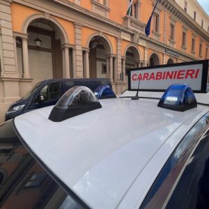 Tenta di sfondare porta ingresso casa suo fratello per aggredirlo, arrestato dai Carabinieri a Potenza