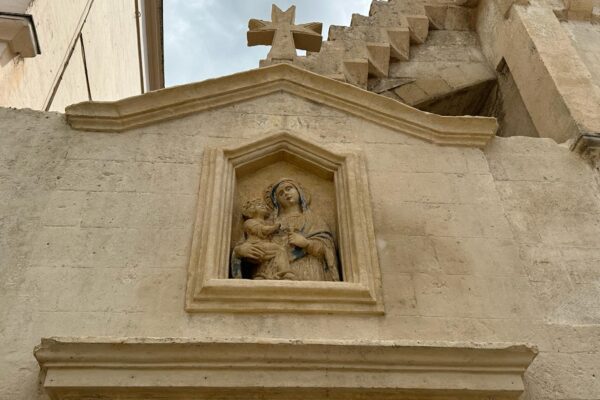 Inaugurato restauro rilievo policromo Madonna con bambino sulla facciata della chiesa di Santa Maria Mater Domini a Matera: report e foto