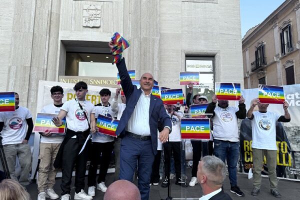 Elezioni comunali Matera 2025, comizio di Roberto Cifarelli in piazza Vittorio Veneto a Matera: "Il nostro programma si poggia su 3 P (Patto, Principi, Prassi), farò il sindaco con la missione di unità e amore". Report, video, foto
