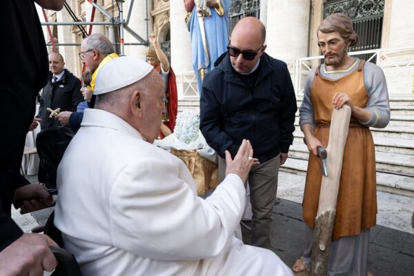 Papa Francesco benedice effigie San Giuseppe Lavoratore della parrocchia di Pisticci Scalo: report e foto