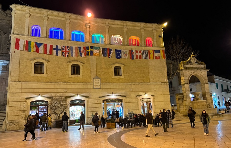 La Fondazione Matera Basilicata 2019 illumina la sua sede con i colori della bandiera della pace per dire no alla guerra