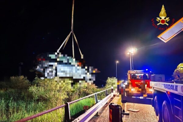 Tragico incidente stradale in contrada Madonna delle Grazie a Pisticci: 1 morto e 2 feriti nell'impatto tra auto e moto. Auto fuori strada sulla 106 nei pressi di Nova Siri: due feriti