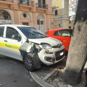 Incidente stradale tra due auto in via Lucana all'incrocio con via Duni a Matera: due feriti