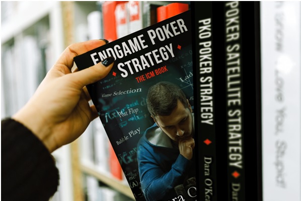 I 10 migliori libri di strategia di poker da leggere per i giocatori seri