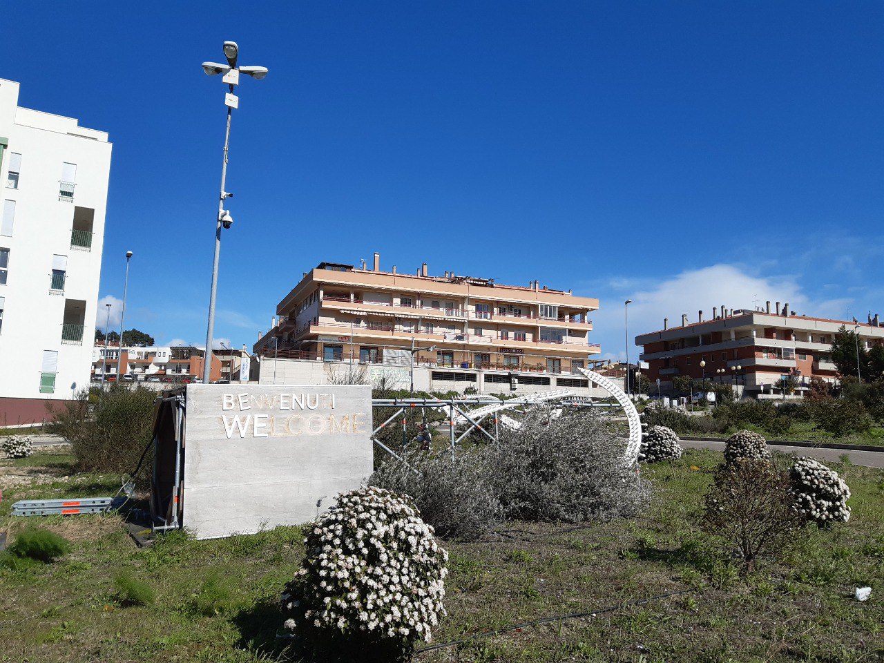 Il vento fa cadere uno dei puntatori luminosi del progetto "Lumen" della Fondazione Matera-Basilicata 2019