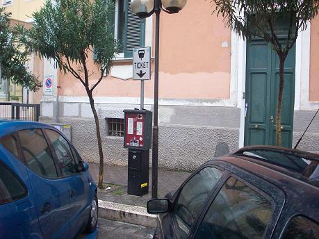 la_macchina_che_rilascia_il_grattino_del_parcheggio.jpg