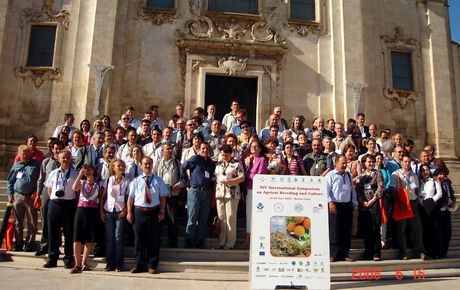 i_relatori_davanti_alla_chiesa_di_san_francesco.jpg