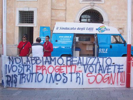 il_gazebo_di_protesta_in_piazza_vittori_veneto.jpg