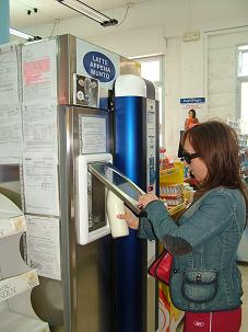 un_cliente_al_distributore_installato_nel_supermercato.jpg