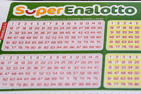 SuperEnalotto: vinto a Napoli super jackpot da 101,5 milioni di euro con schedina da 2 euro