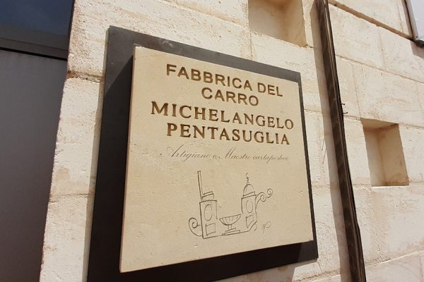 Scoperta targa per intitolazione "Fabbrica del Carro” di Matera al maestro cartapestaio Michelangelo Pentasuglia: report, video, foto