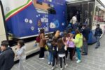"Una vita da social", studenti nel truck della Polizia di Stato a Matera per campagna itinerante di educazione alla legalità: report e foto