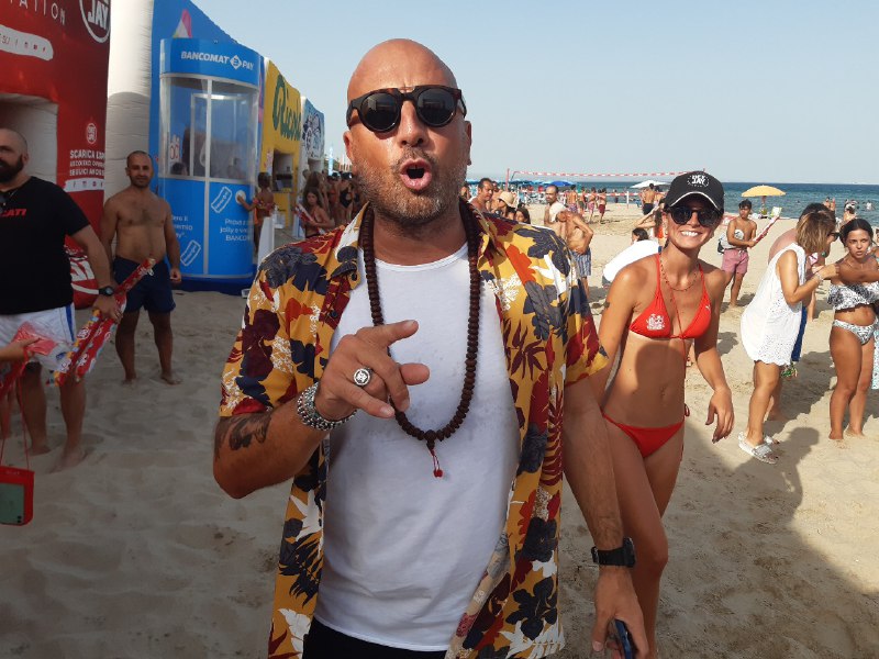 Il dj Chicco Giuliani di Radio Deejay special guest della tappa di Castellaneta Marina per Iliad Vertical Summer Tour 2021: report, video-intervista e foto